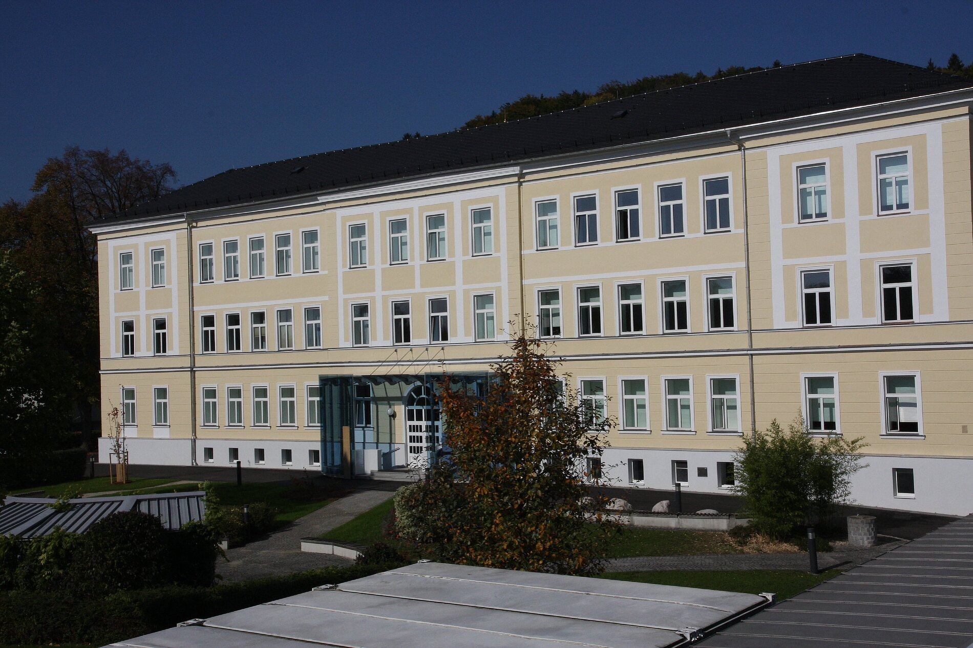 Ansicht des Hauptgebäudes betrachtet vom Labor- und Werrkstättentraktes